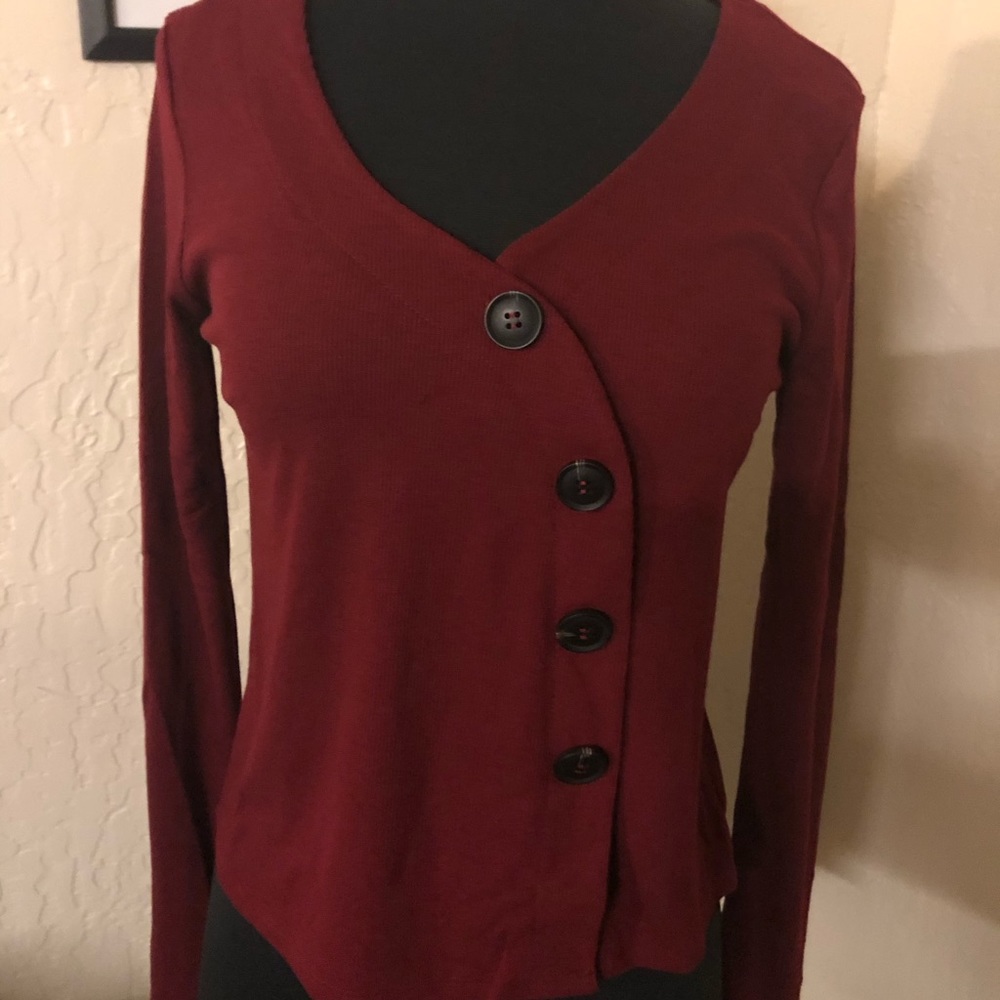 🆕 Long sleeve v-neck top.